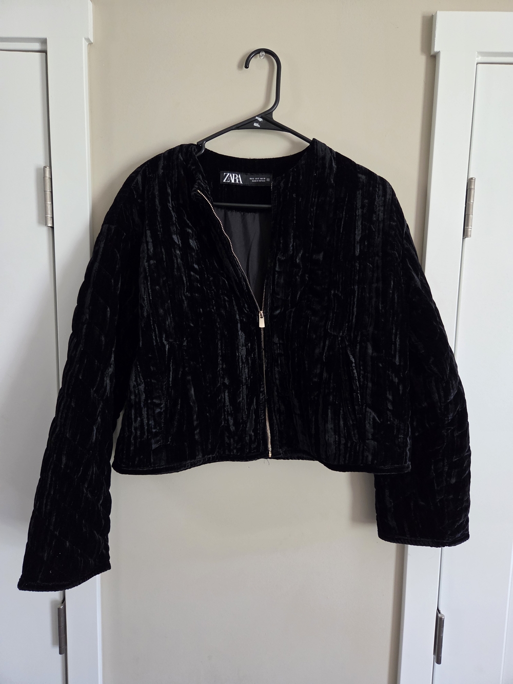 ZARA Black Crushed Velvet Cropped Jacket Zip Front Long Sleeve Size S Bomber